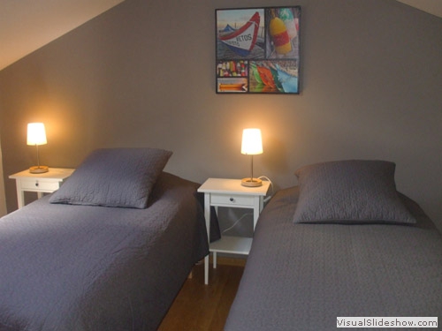 Chambre 2 : les lits peuvent faire un grand lit double